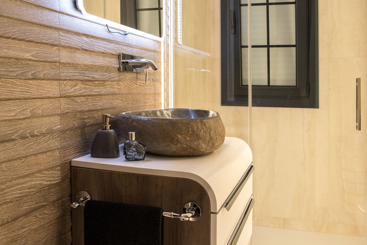 Baño de Casa Ángel con lavabo de piedra natural